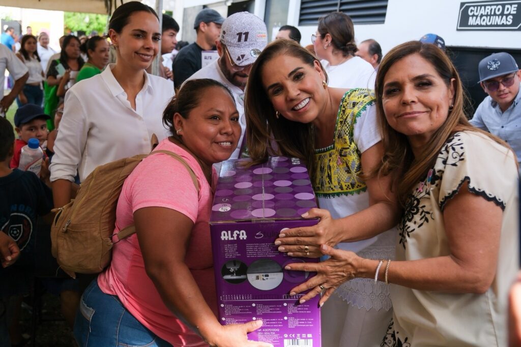 Entrega Mara Lezama más de 300 máquinas de coser para fomentar el autoempleo, la autonomía económica y el empoderamiento de mujeres quintanarroenses 4 86f0c83e 7296 41db 8e67 b5f498f6f337 1