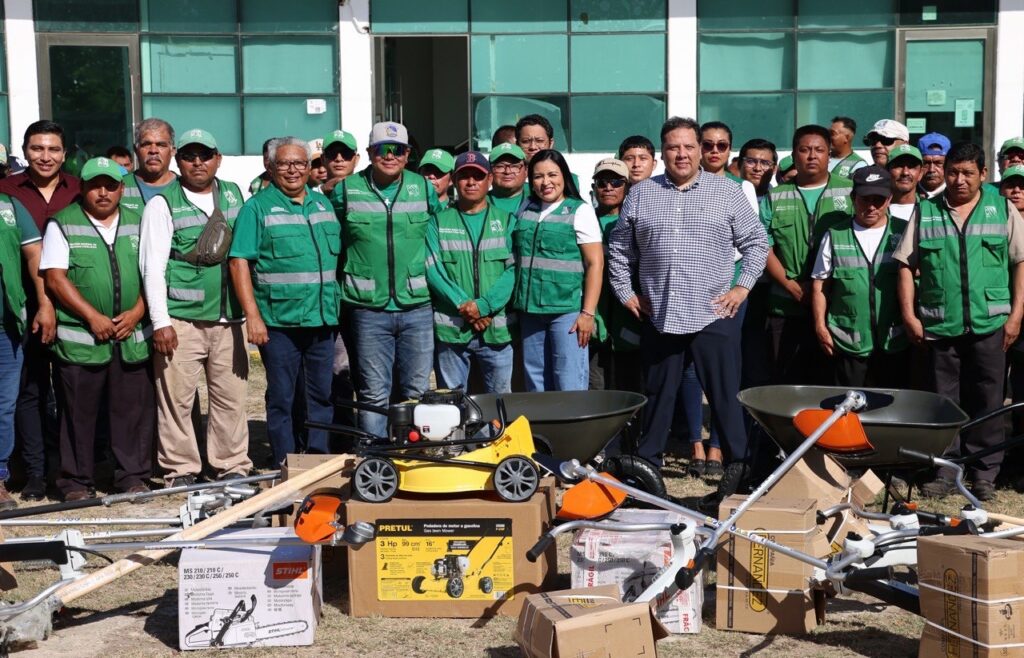 Encabeza Blanca Merari la entrega de equipos y herramientas a servicios públicos de Puerto Morelos 1 1aceaa4d f764 4907 9e20 28028ee02cce 1