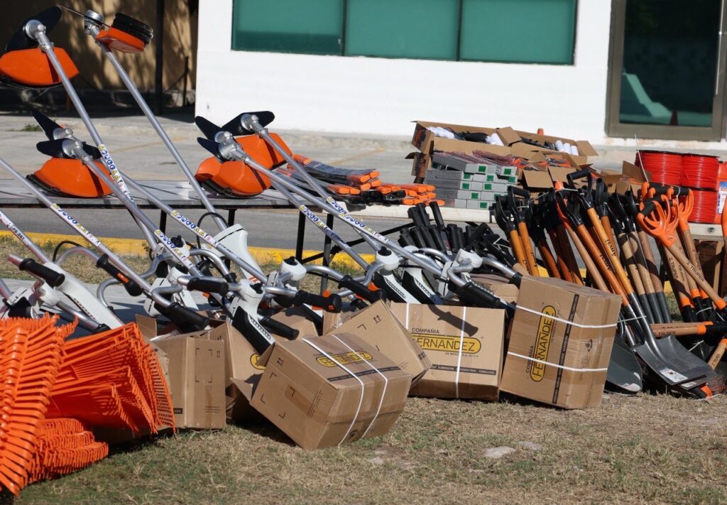 Encabeza Blanca Merari la entrega de equipos y herramientas a servicios públicos de Puerto Morelos 3 6512631c 46cb 42f4 87a1 7f2e7dfc52e6 1