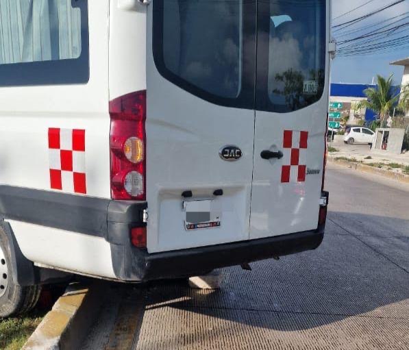 Van termina sobre el camellón central del bulevar Colosio de Cancún 1 1cfd0ea9 4ea7 4c4e 94ef 56e94b22a8e7 1