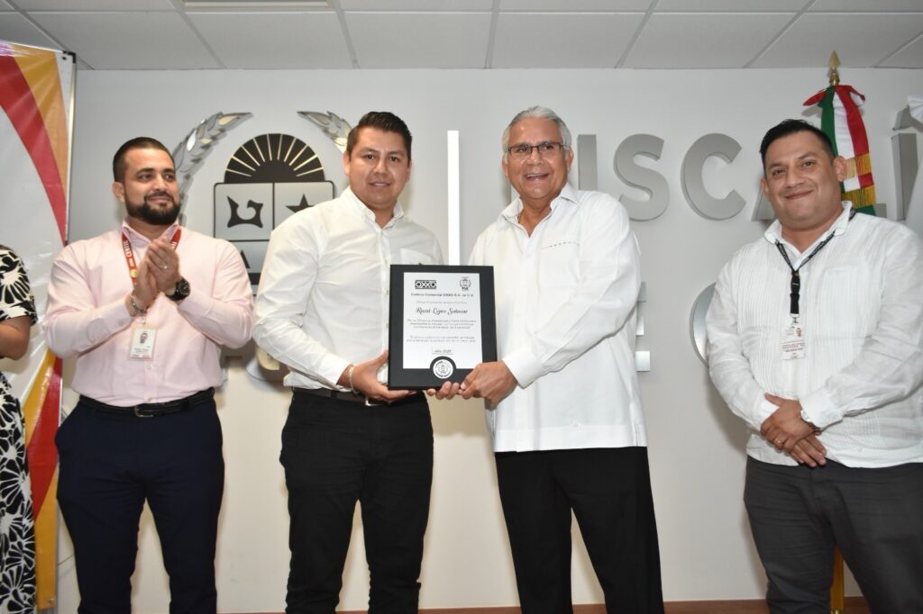 Recibe FGE Quintana Roo reconocimientos por disminución de más del 40% en robos con violenci* en agravio de la Cadena Comercial Oxxo 4 23ceae39 1af3 40c5 ad4c 883100d9c394 1