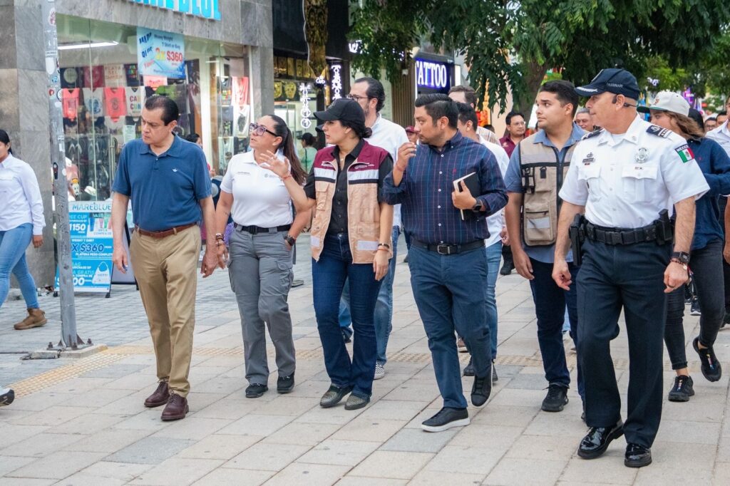 Estefanía Mercado encabeza recorrido con su gabinete en la Quinta Avenida para poner orden y atender problemáticas de este emblemático lugar turístico de Playa del Carmen 3 2e3001cb c77b 456b b179 18d702d7377a 1