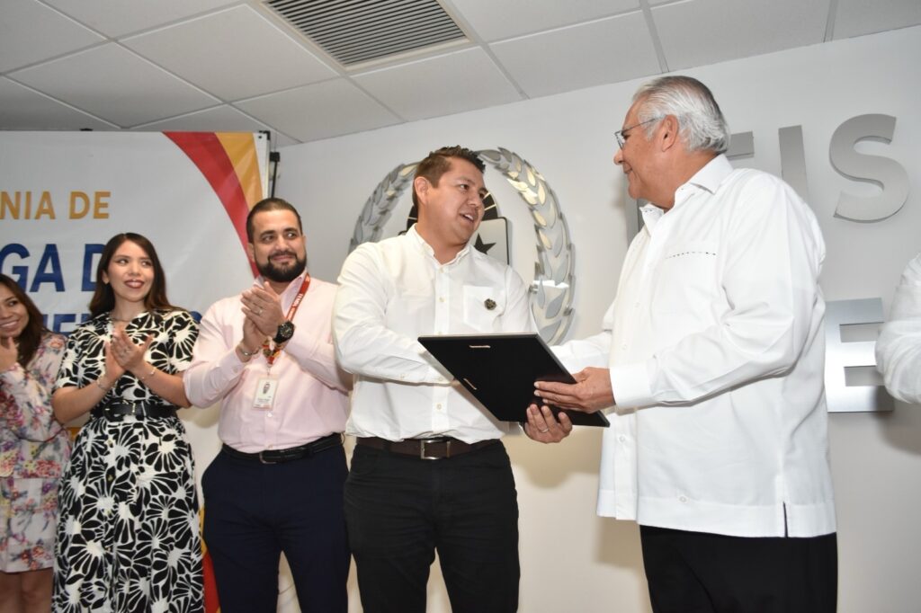 Recibe FGE Quintana Roo reconocimientos por disminución de más del 40% en robos con violenci* en agravio de la Cadena Comercial Oxxo 1 33184c0b c467 4f99 becb 0e8d32f125b0 1