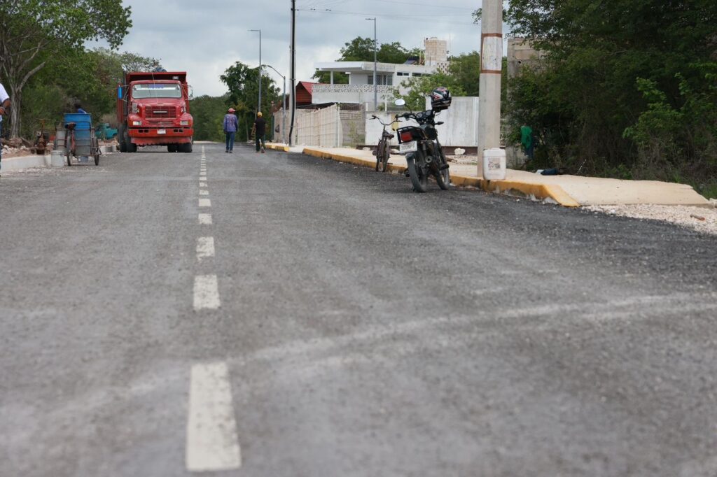 Atenea Gómez Ricalde supervisa pavimentación en la colonia San Valentín en Ciudad Mujeres 1 40e3d26e 6e80 4dbd 9534 20baf1fa731d 1