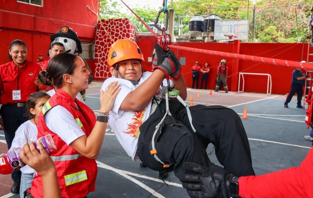 Comparte Ana Paty Peralta con niñas y niños en curso de verano de Bomberos 2 45ebd8e4 326b 4de2 9cdf 33bc3c1cdeb2