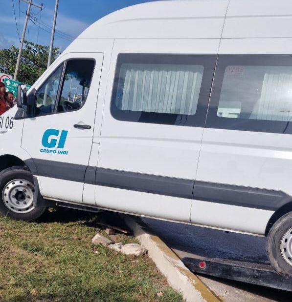 Van termina sobre el camellón central del bulevar Colosio de Cancún 2 48b6b850 9695 45ce 8a69 12876947120e 1