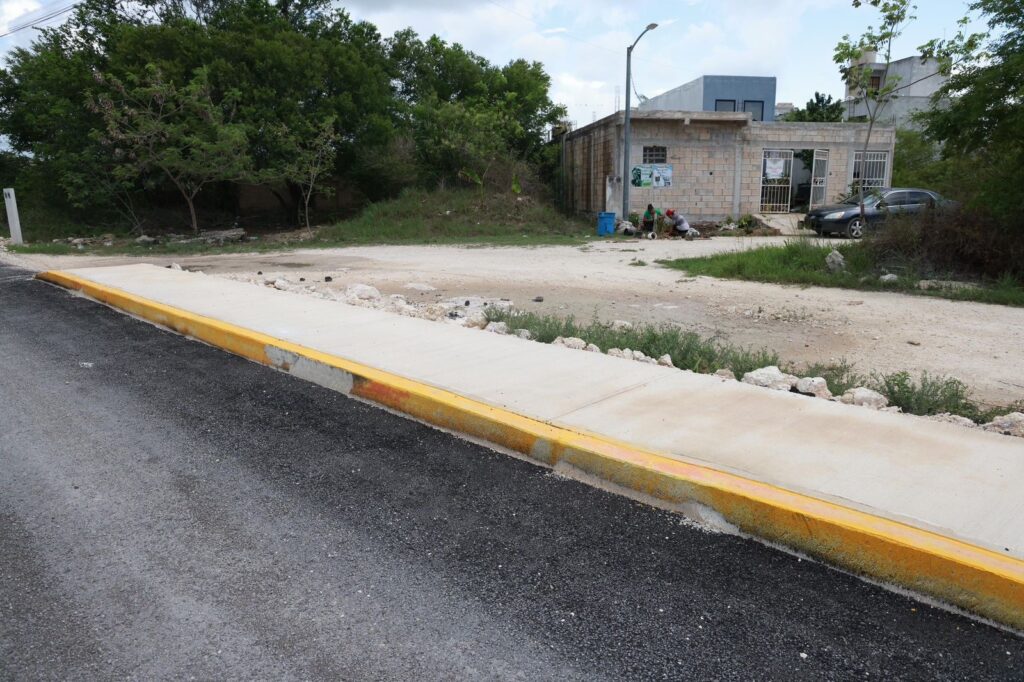 Atenea Gómez Ricalde supervisa pavimentación en la colonia San Valentín en Ciudad Mujeres 2 622fe0db ef0f 425e bc18 f495f11d3d4e 1