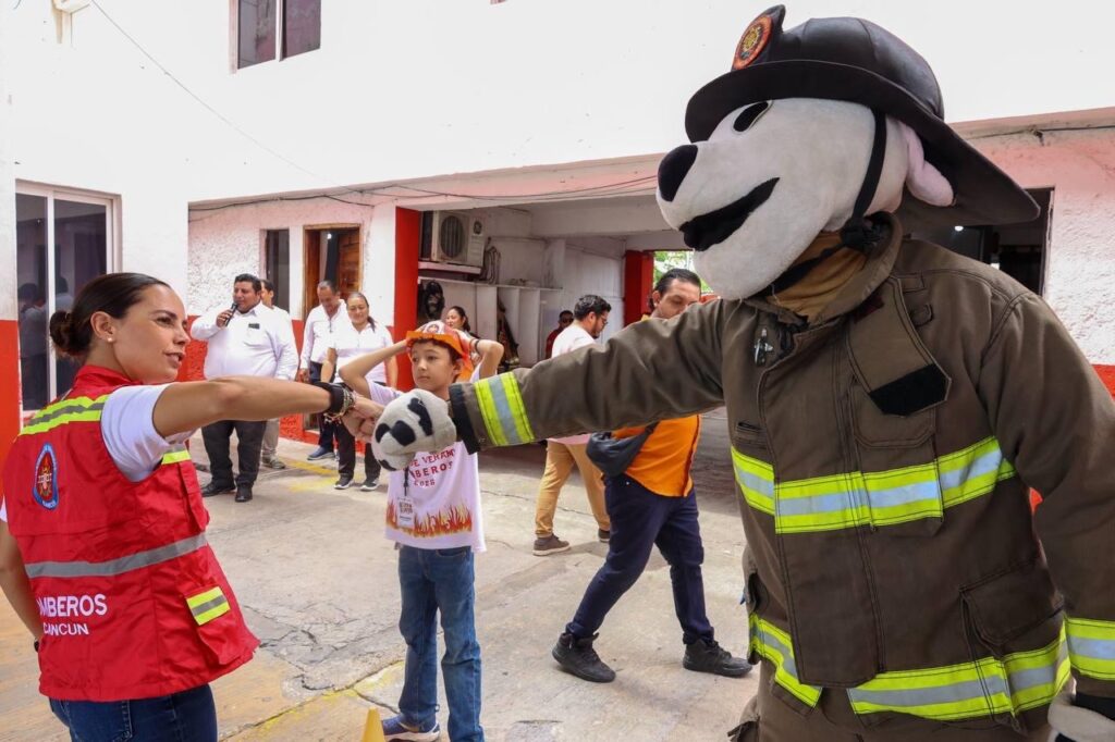 Comparte Ana Paty Peralta con niñas y niños en curso de verano de Bomberos 1 a030ba11 25f4 4107 98f6 1f8044a184cd