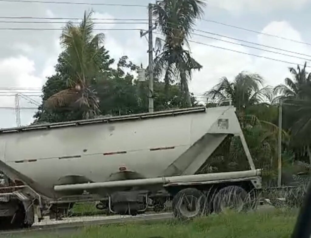 Accidente múltiple provoca cierre de la carretera por 2 horas en el tramo Chetumal-Bacalar 2 c230a9ac 25b1 4510 8af5 27b6a358055a 1