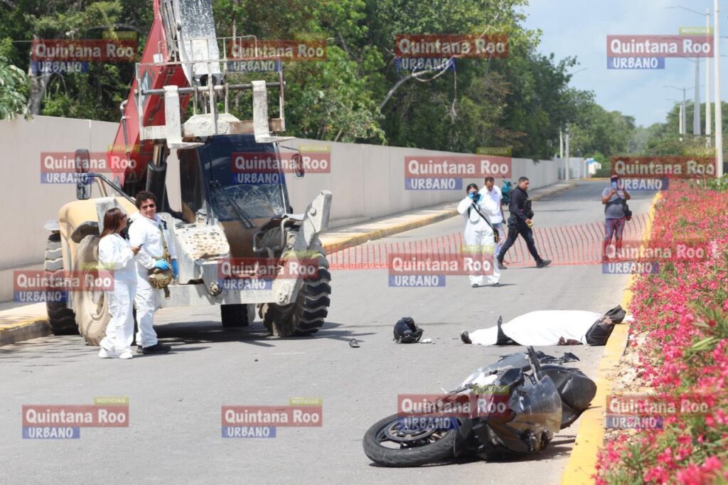 Un motociclista murió esta mañana tras estrellarse contra una maquinaria pesada en el fraccionamiento Privadas Sacbe 2 img 5088 1