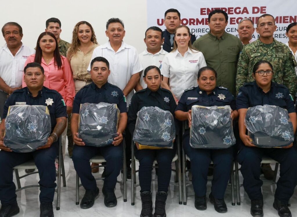 Atenea Gómez Ricalde fortalece la seguridad en Isla Mujeres con entrega de uniformes y equipamiento policial en el C2 de Costa Mujeres 3 e3935c01 ac54 4a10 8255 eebb7074e715