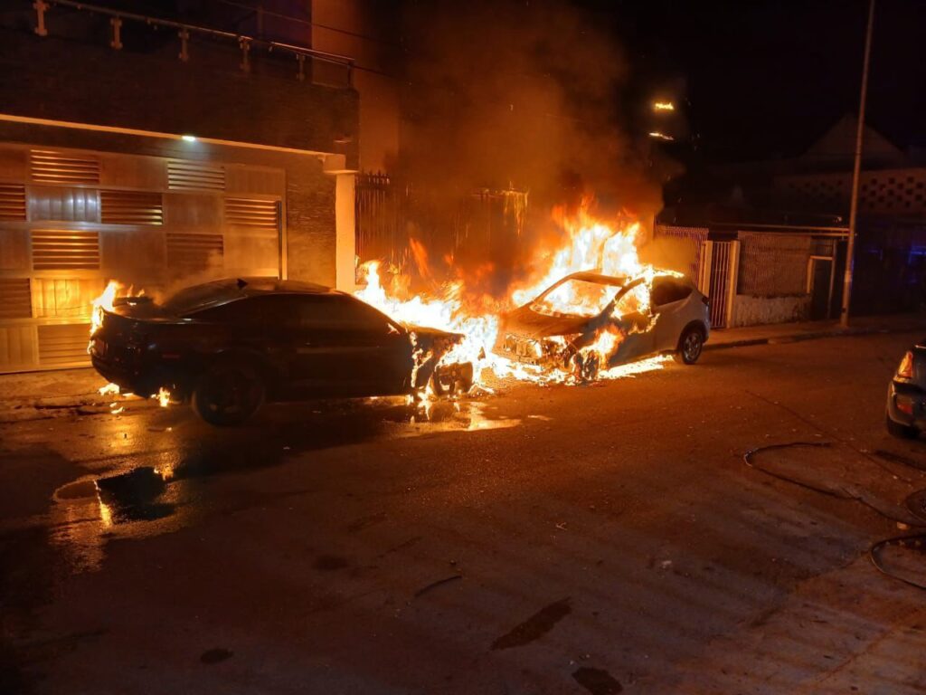 Por presunto cobro de piso queman dos vehículos en Playa del Carmen 1 img 20250912 wa00791678524931476537181