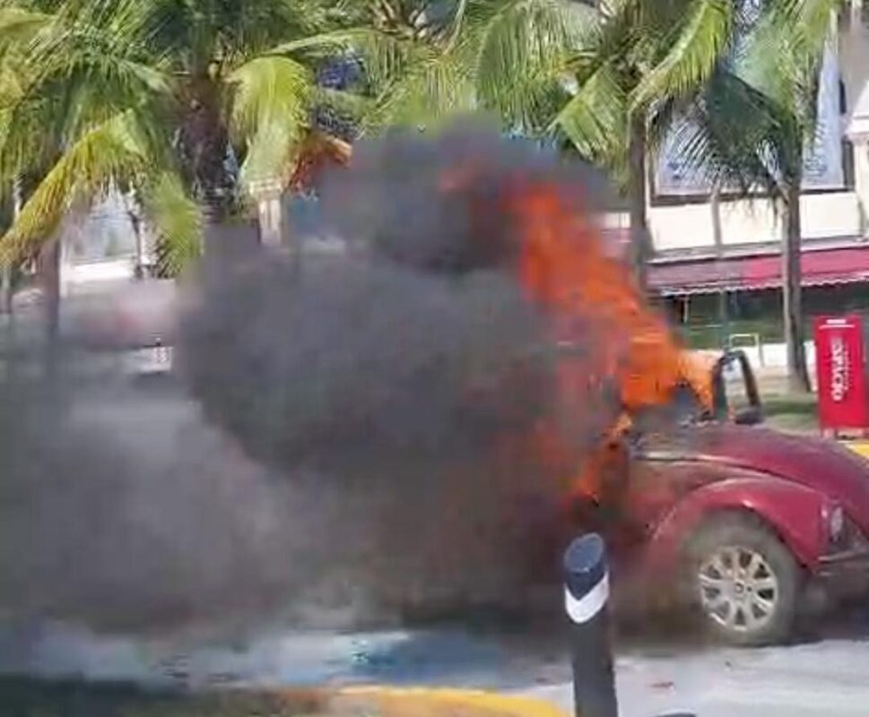 Falla mecánica provoca incendio de vocho frente a Plaza de Toros en Cancún 1 0e58f9bf a513 4a87 a1cb e8b3cf5075cc