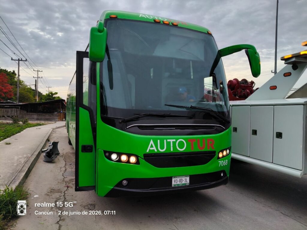Conductor termina prensado tras chocar contra autobús en la avenida López Portillo de Cancún 2 268d0c3b 84c9 490e 9cf8 4e33e2cfa000