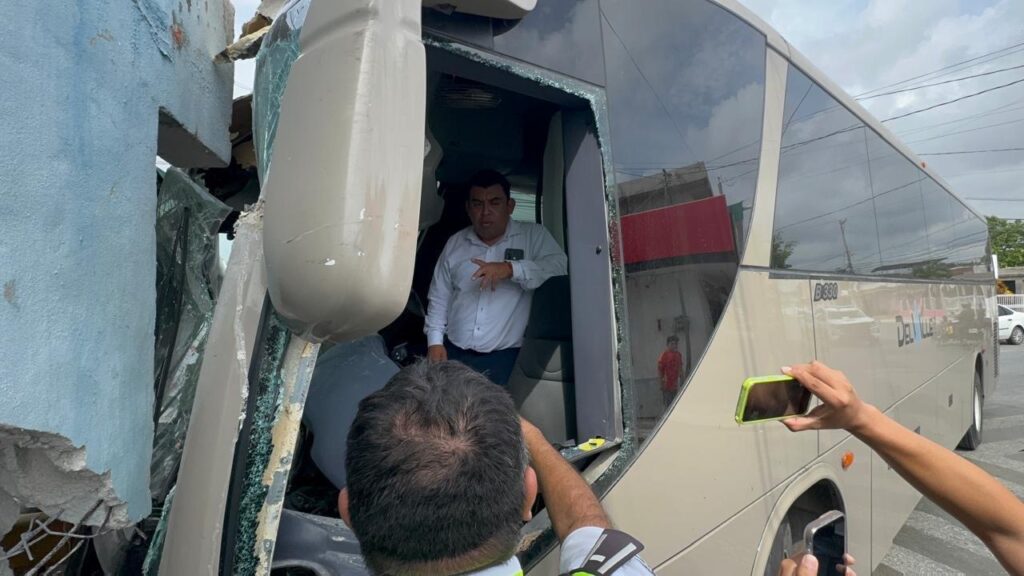 Del Valle lo hace de nuevo, unidad termina sobre un local de comida en la Sm 90 3 38315c3a e3f4 45b3 891b f15bd8ac0bbe
