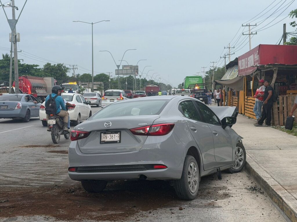 Conductor termina prensado tras chocar contra autobús en la avenida López Portillo de Cancún 1 5b8747ed 588b 4c9f 80af 96892dee5e2b