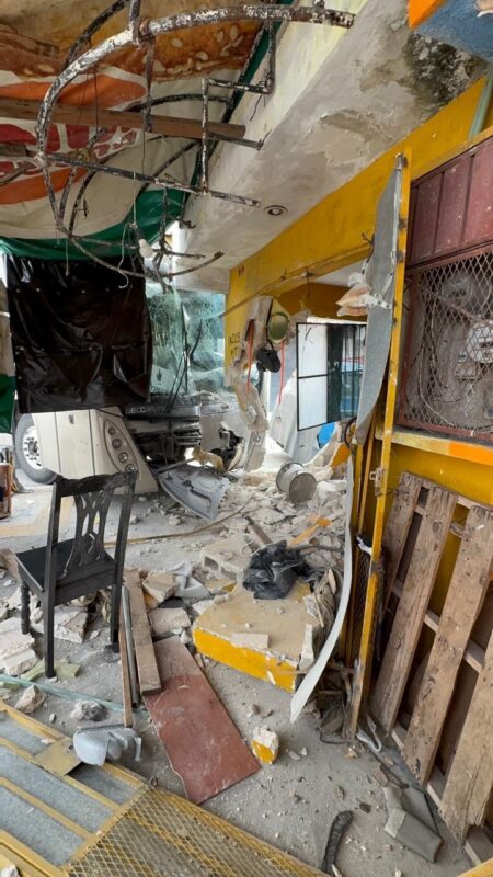 Del Valle lo hace de nuevo, unidad termina sobre un local de comida en la Sm 90 2 6b341eac 1248 4c34 a047 2b42673ddf93