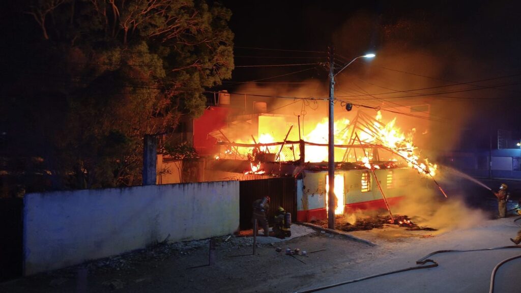 Arde bar 'La Isla de Tris' en Chetumal; se presume que incendio fue provocado 1 8ce71e1b bb1a 4314 977b e104ac5ad4fb