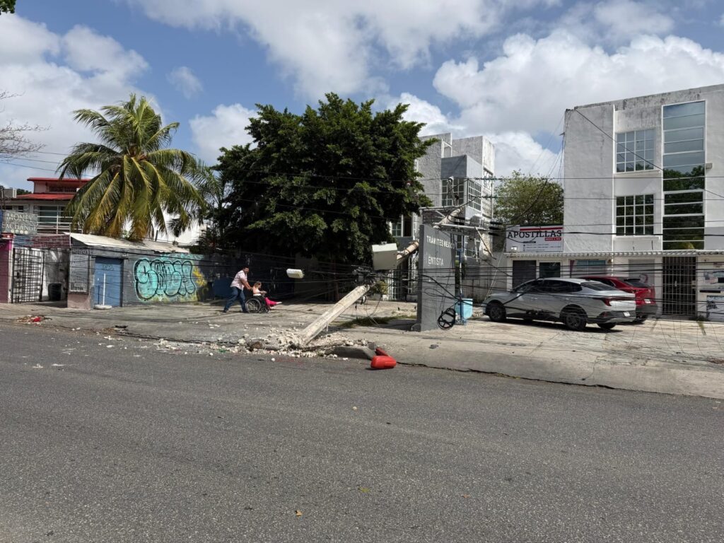 Camión de Autocar derriba tres postes y provoca daños a vehículos en el centro de Cancún 2 c838e08f 66d6 4767 b373 8df0d9cd16cb