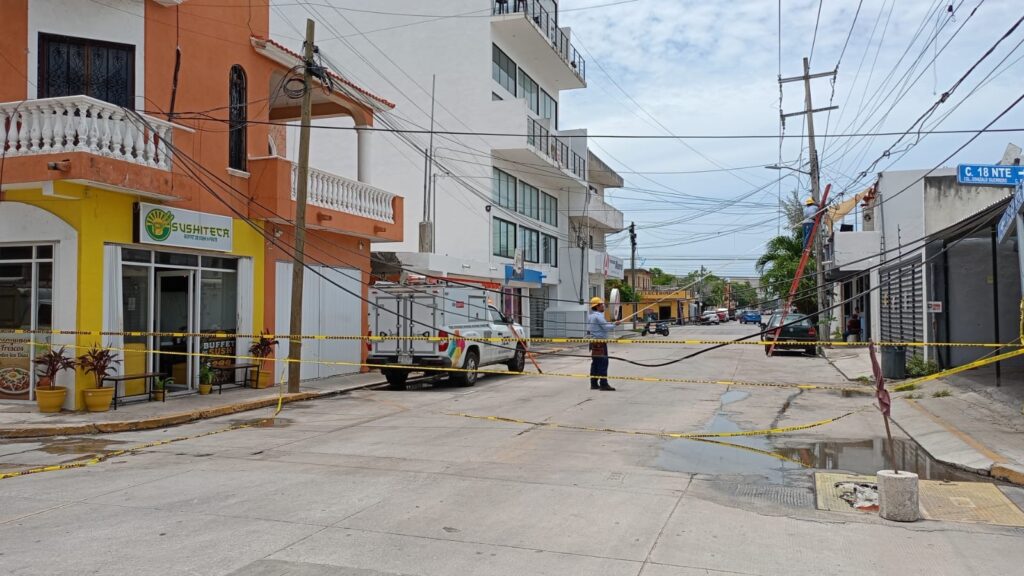 Volquete derriba dos postes de Telmex y deja sin luz a decenas de familias en Playa del Carmen 1 da8812cb 40fe 48ae a98f 2445c483cd4b