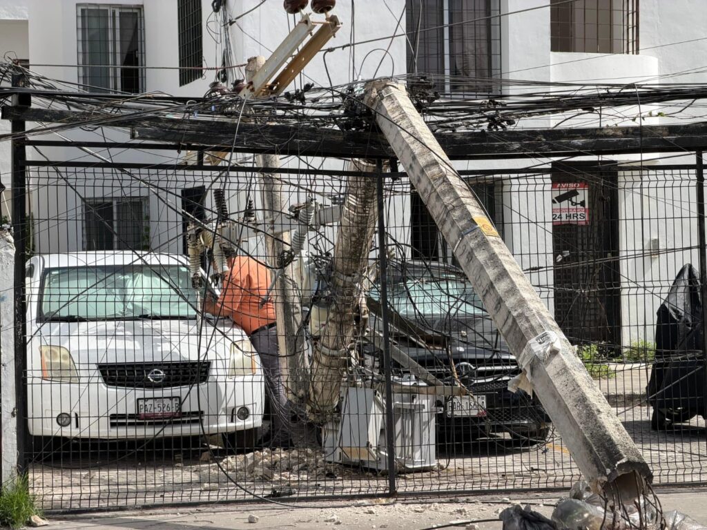 Camión de Autocar derriba tres postes y provoca daños a vehículos en el centro de Cancún 1 fcdf1ce5 0e96 4ce8 acf7 ade9488e83a2