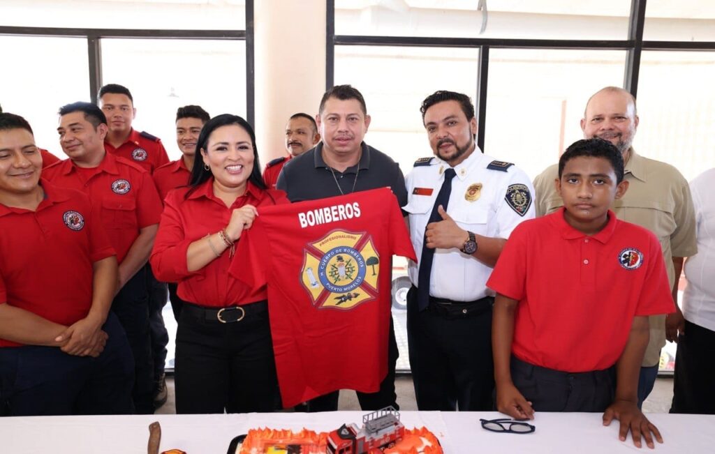 Reconoce Blanca Merari la valentía y entrega de los bomberos de Puerto Morelos 1 18076b26 ea79 455c bec1 5b14a3a176c7