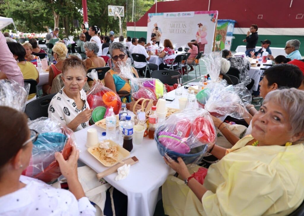 Festeja Blanca Merari a abuelitas y abuelitos de Puerto Morelos y Leona Vicario 4 755A7B0F 3D23 4827 87A5 0BE96D06E15C