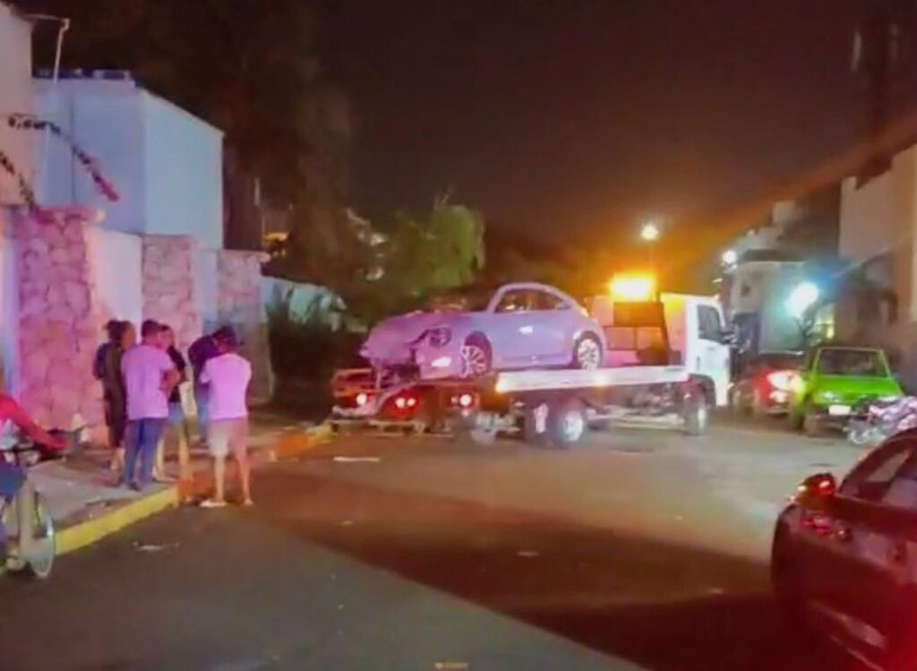 Conductor se estrella contra barda de vivienda y derriba alumbrado en Playa del Carmen 2 9201419A EE49 4F7A A066 763BC41D1827