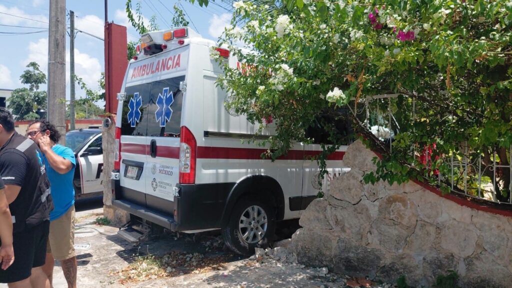 Ambulancia termina dentro de una casa, tras chocar en la colonia Adolfo López Mateos de Chetumal 1 bf740522 a363 4034 b19c 0cab8327d919