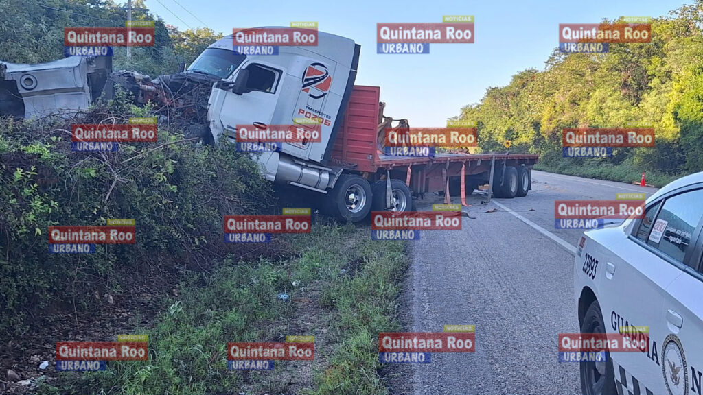 Tráiler sale de la vía y deja carga metálica sobre la carretera federal 307 cerca del rancho Tasistal 1 0DAB1EA0 5505 43EB A37C 770001F781BC