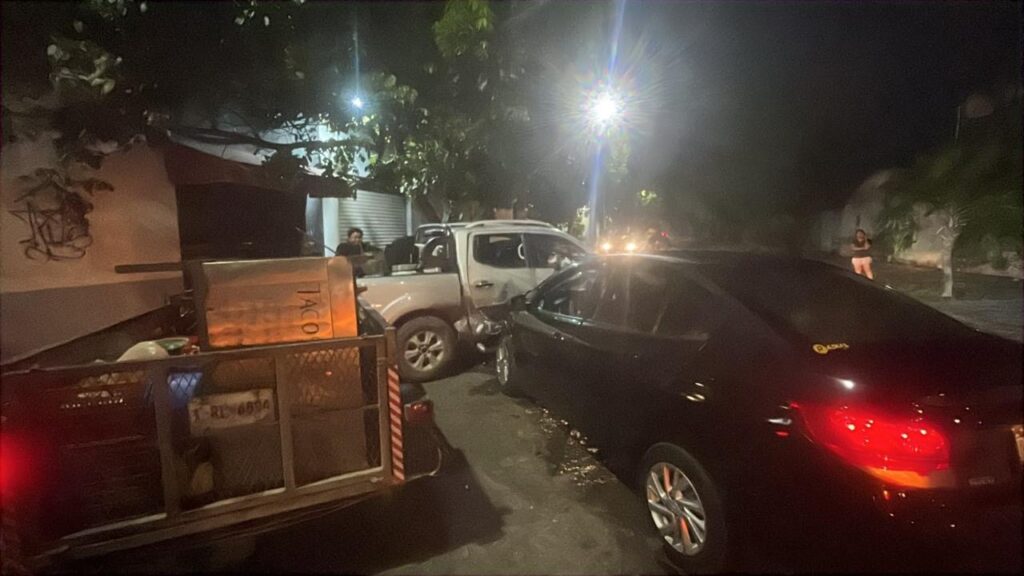 Colisión de una camioneta con un auto termina con una mujer prensada y un herido más sobre la Av. a Nichupté 2 18ca0d12 b867 4769 b828 5af6ffc3de22