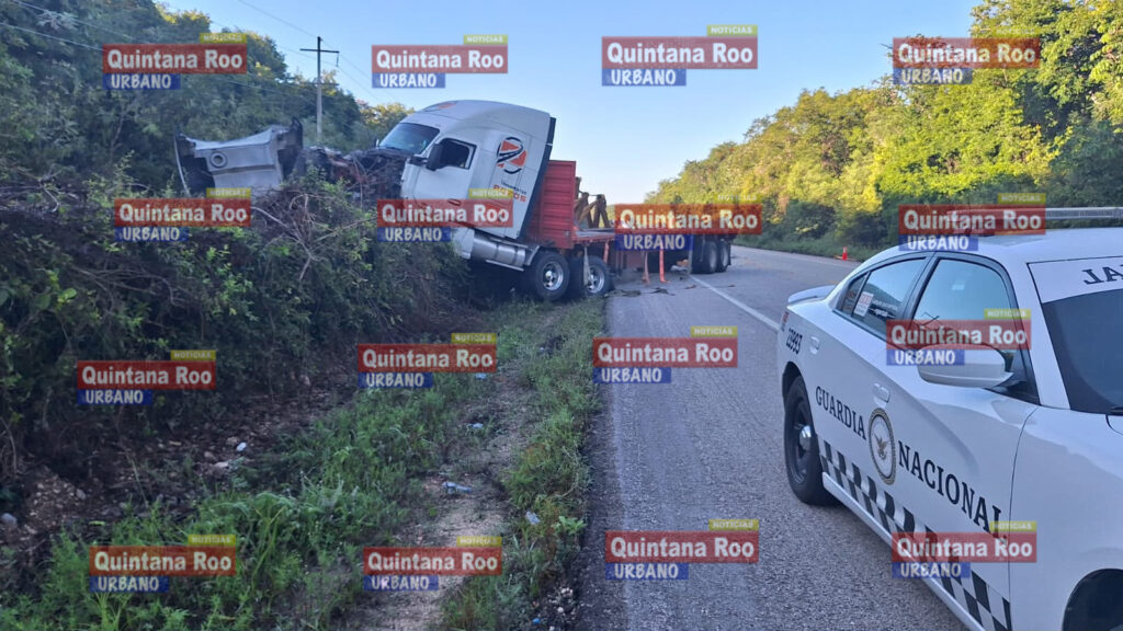 Tráiler sale de la vía y deja carga metálica sobre la carretera federal 307 cerca del rancho Tasistal 2 7A378F29 544A 4203 9051 2F3068C76DCB