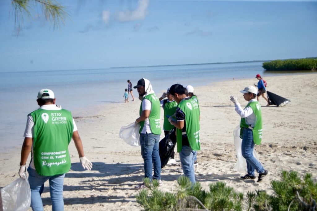 Gobierno de Isla Mujeres suma esfuerzos con sociedad civil e iniciativa privada en Mega Brigada de Limpieza en Isla Blanca 2 dbbb0405 3f8f 425b 85be 0e567cebdd64
