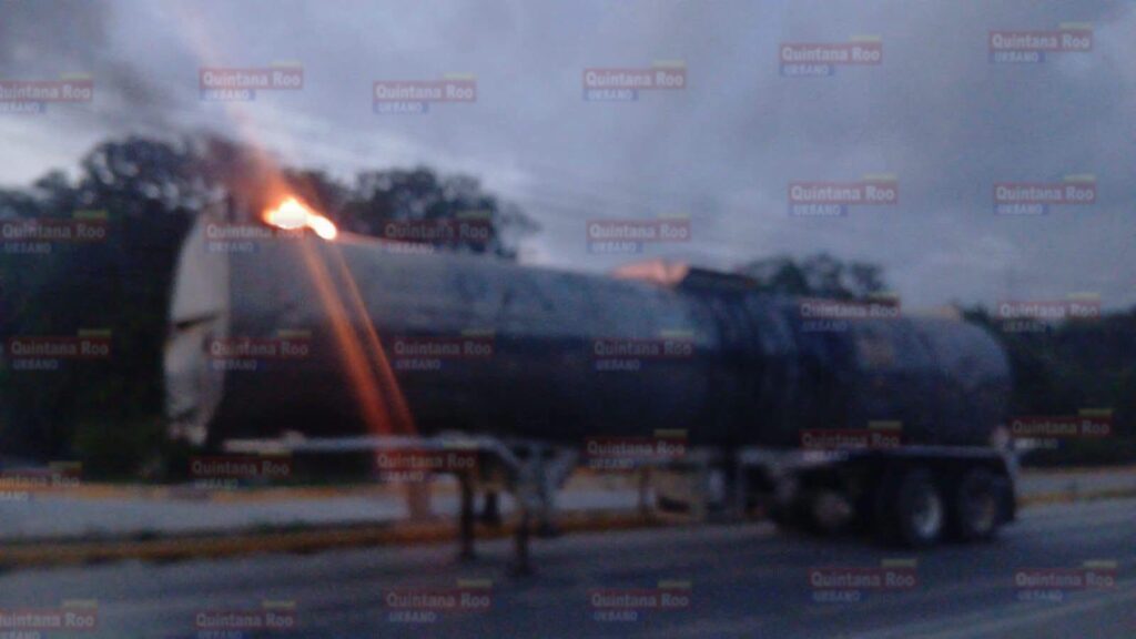 Fuego y tensión: Incendio de pipa de combustible moviliza a cuerpos de emergencia en el acceso norte de Tulum 2 img 1960