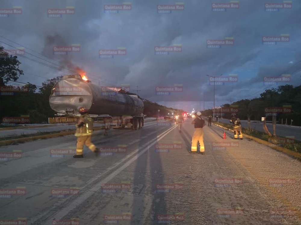 Fuego y tensión: Incendio de pipa de combustible moviliza a cuerpos de emergencia en el acceso norte de Tulum 1 img 1962