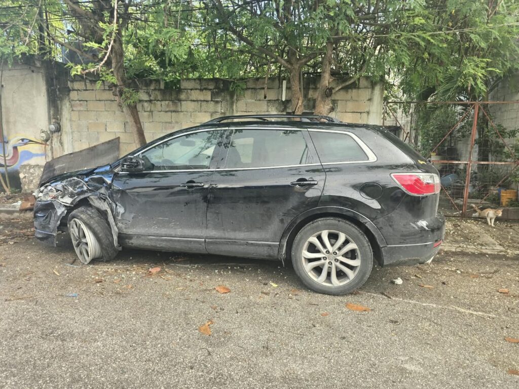 Menor de edad al volante impacta auto contra tres vehículos estacionados en Playa del Carmen 2 05237106 D662 435D B8DE 6D8CB1BC024B