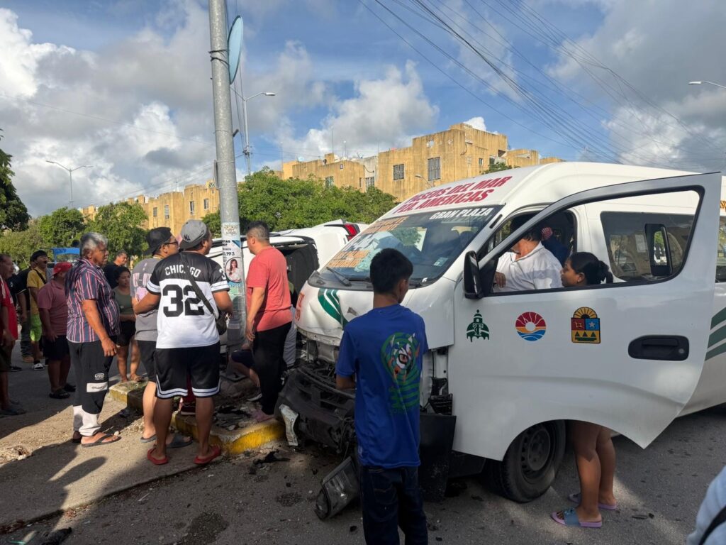 Vuelca auto tras ser impactado por una combi en el fraccionamiento Paseos del Mar; hay dos lesionados 1 0AA089CB 34A9 40A8 91D6 91D124FBF0A6