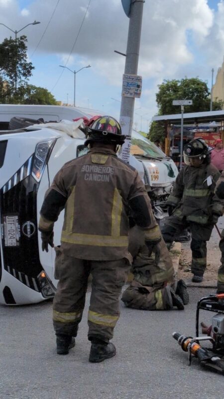 Vuelca auto tras ser impactado por una combi en el fraccionamiento Paseos del Mar; hay dos lesionados 2 14056A16 B241 4298 B36A A32EFC66A999