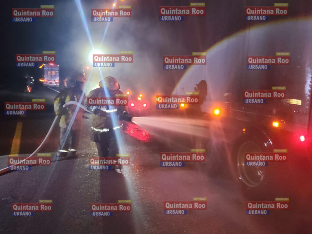 Tractocamión de doble remolque se incendia en la carretera Tulum–Felipe Carrillo Puerto 3 2C279695 57D3 4ACB BE3F 9CE9CD486E76