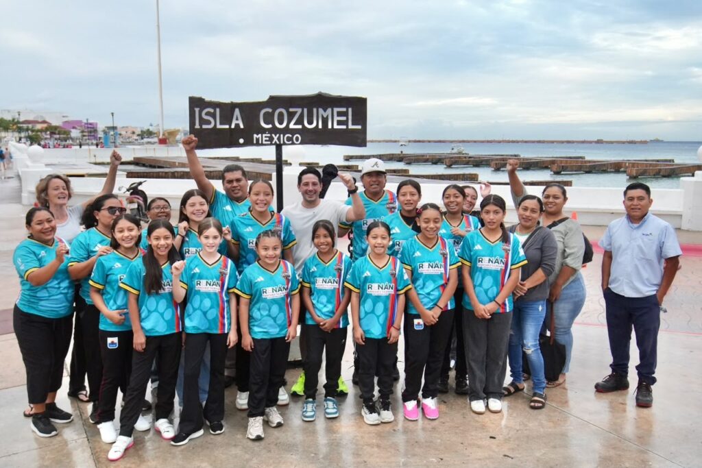 Renán Sánchez Tajonar deseó éxito al equipo “Cachorros Femenil Cozumel” que participará en el torneo estatal 1 3DEAF08E 87AC 4DE9 A5B0 40E52272CD9B