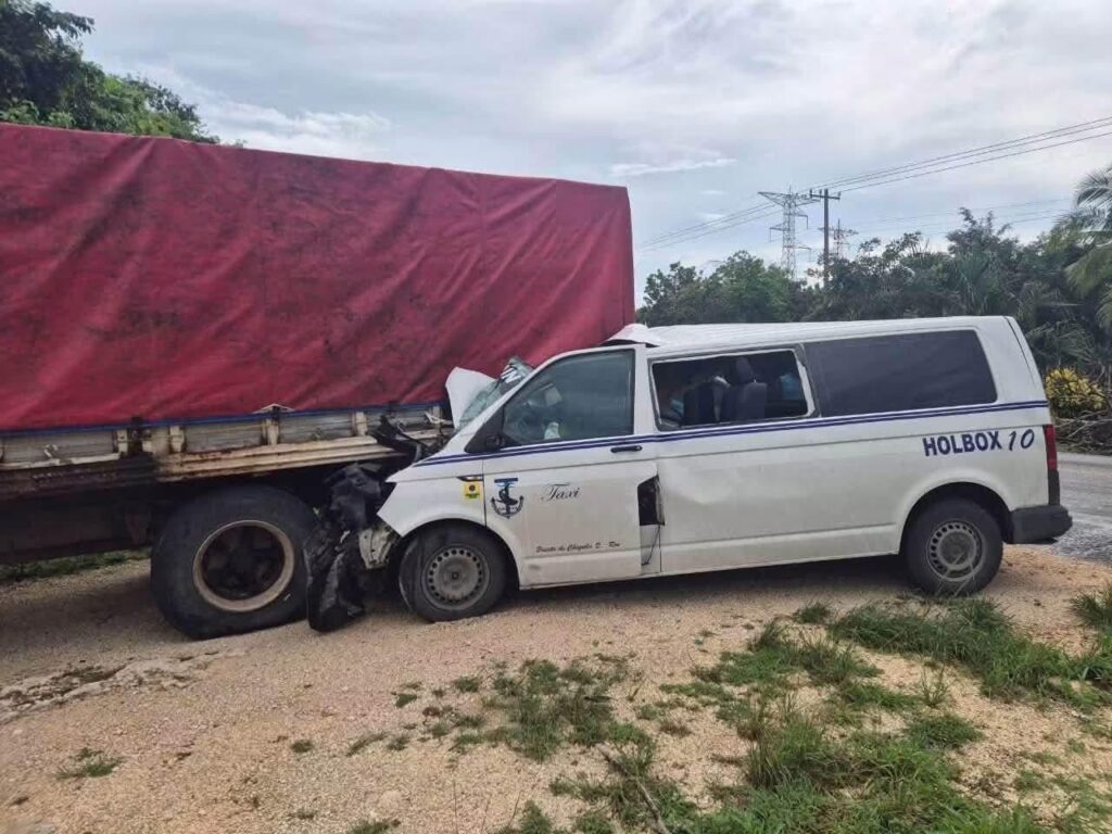 Tres heridos resultaron en accidente automovilístico de una van contra un camión de carga 1 3c3c1a1a a1ad 4b9c 80fc f03a875848aa