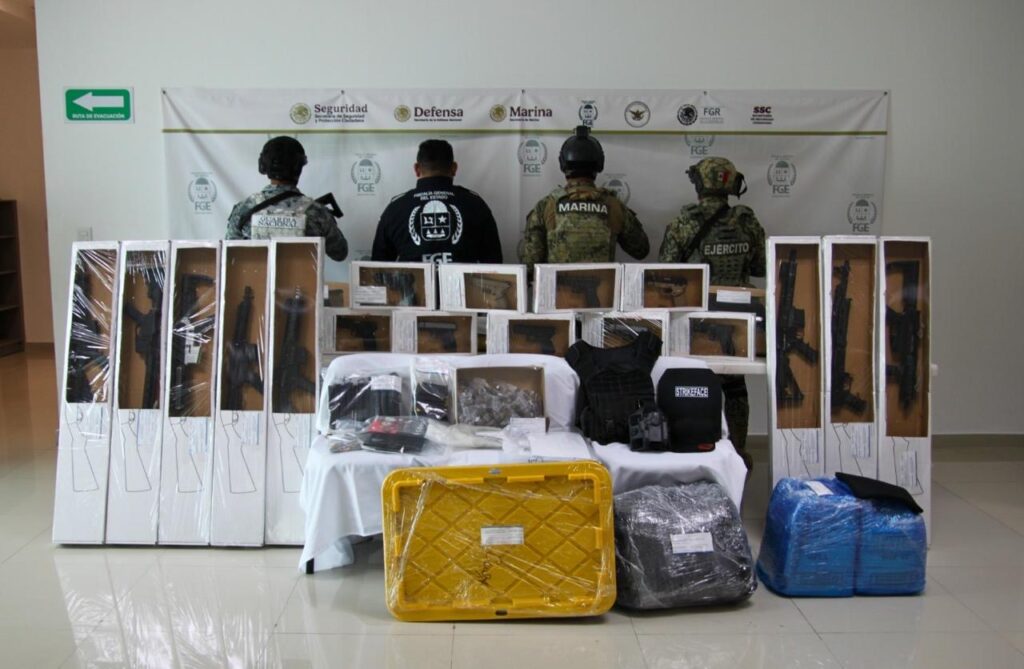 Aseguran autoridades narcóticos y armas de fuego en 2 cateos y detienen a 6 sujetos por narcomenudeo en Benito Juárez 2 752F6288 C683 4CB5 AEA5 F8A8685915A3