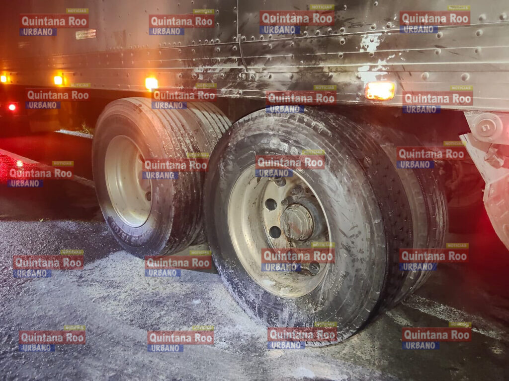 Tractocamión de doble remolque se incendia en la carretera Tulum–Felipe Carrillo Puerto 1 A258506B 93C6 4ADF 89DA DD5CFF29C6BD