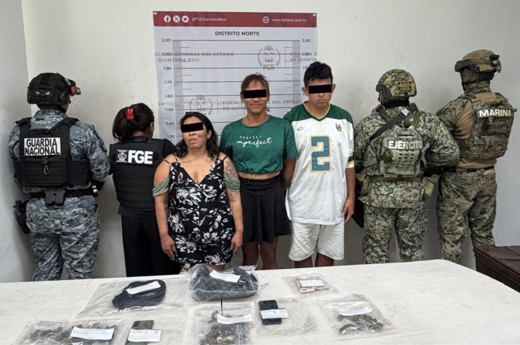 Aseguran autoridades posibles drogas, un arma de fuego y equipo táctico durante cateos; detienen a tres personas por probable narcomenudeo 3 A4E47302 EC97 433E ABC7 45314AA62604
