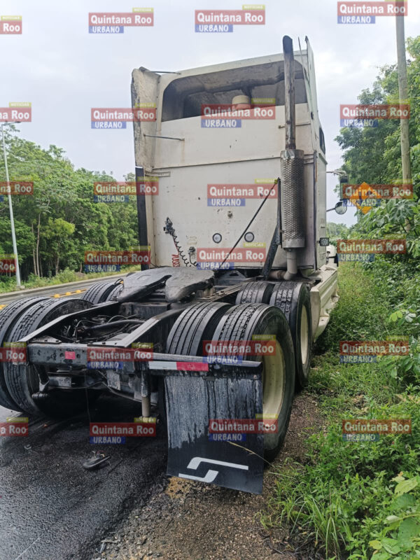 Bebé y dos adultos resultan lesionados tras chocar contra un tractocamión en la carretera Felipe Carrillo Puerto-Tulum 1 B304DD93 F6D1 4C6A A318 5610CD5BE345