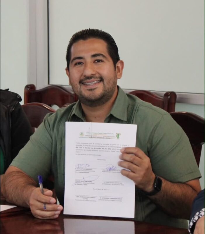Entre porras y vítores, Michel Díaz Valdez recibe su constancia como candidato de la planilla verde 1 C12DF55E B326 483C 8CFB 3E64774722AD
