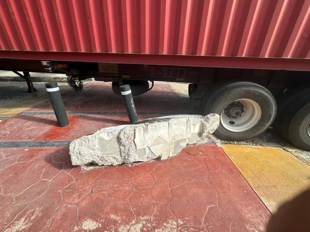 Tráiler queda atorado frente a la UT Cancún y provoca caos vial 1 C78A6EC6 D884 4F15 B63A 926CA9102035