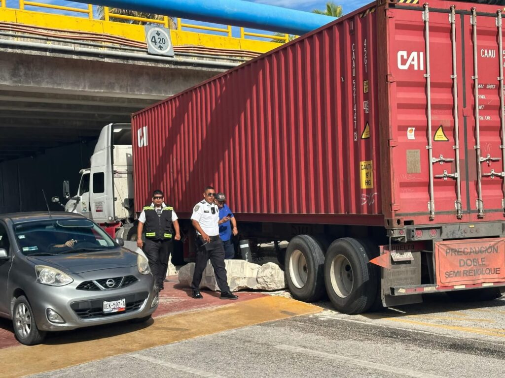 Tráiler queda atorado frente a la UT Cancún y provoca caos vial 2 D43C86A3 3F2F 4AC5 A025 D89AC45C395B